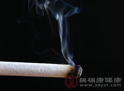 使用劣质的艾条艾灸，本身就损经脉，伤肌肤