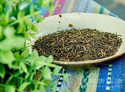 红茶富含茶多碱，茶多碱具有附重金属和生物碱