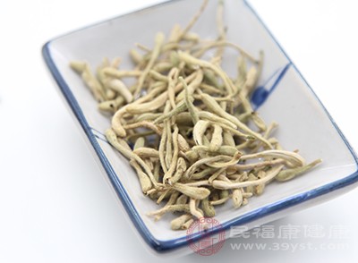 有咽炎癥狀者，可以用金銀花泡茶服用