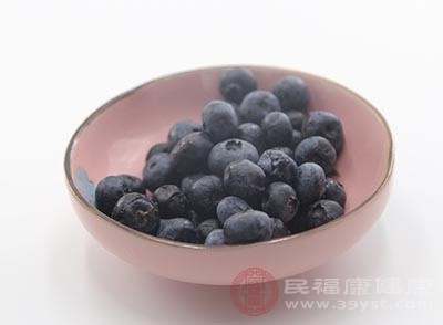 蓝莓中的营养物质丰富，其中的维生素、氨基酸