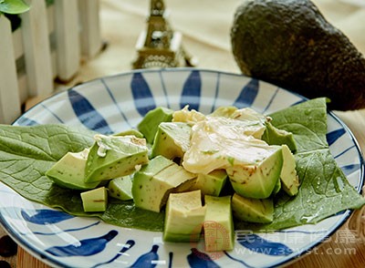 牛油果适量，使用小勺子将牛油果的果肉刮出来