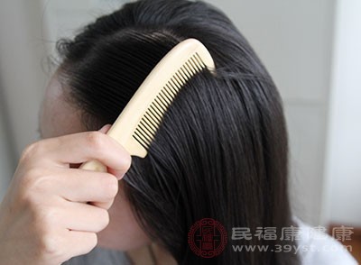 每天早上起床梳头的时候，用干净的梳子从发根到发尾梳头发百下