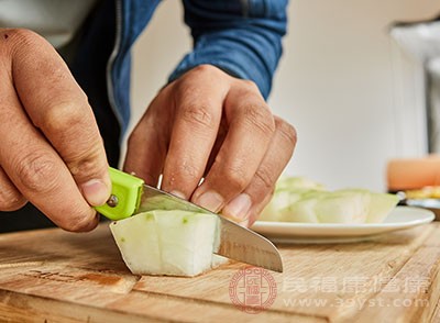 在平时常吃冬瓜能够起到降血压，利尿消肿的效果