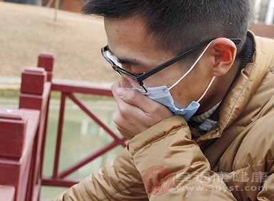 人们会有支气管炎的出现，很有可能是上呼吸道感染发展而来的