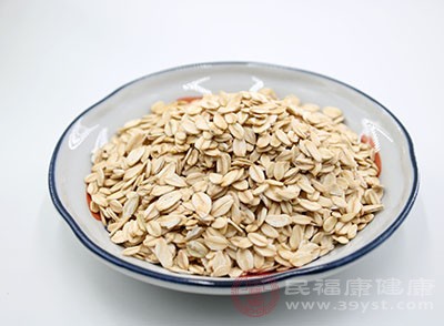 燕麦中含有丰富的β-葡聚糖，有助于增强身体的免疫力