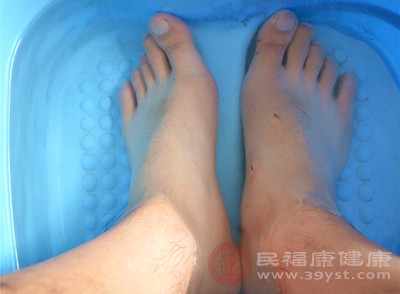 在较深的盆中加入40℃左右的热水，让水漫过脚踝