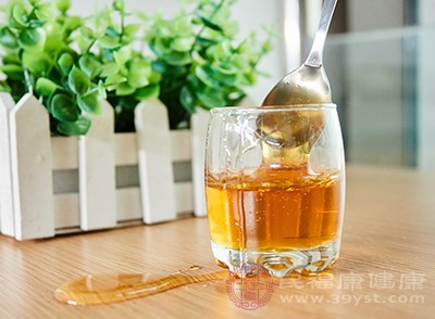 取茶叶适量加入沸水冲泡开，然后调入适量的蜂蜜