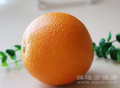 橙子含有单宁，虾富含钙