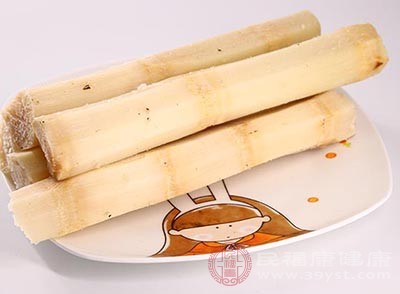 食用甘蔗之后不僅能滋潤(rùn)喉嚨，還能保護(hù)我們的嗓子