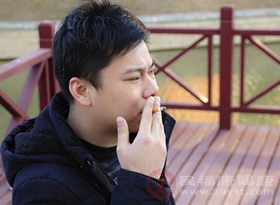 当出现嗓子疼时还吸烟或者二手烟会刺激到声带