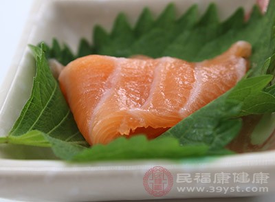 在高蛋白质的鱼类中，金枪鱼含有丰富的酪胺酸