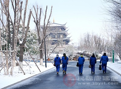 滑雪注意事项注意滑谈球吧体育雪时这7点会更安全。(图1)