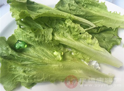 將蠔油調(diào)料汁澆在生菜上即可