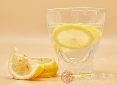 这个时候喝一杯柠檬水能起到提神醒脑的效果