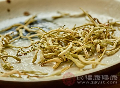 将金银花、薄荷用沸水冲泡