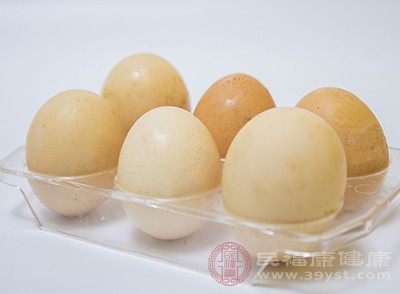 鸡蛋里面含有丰富的脂肪、蛋白质、维生素