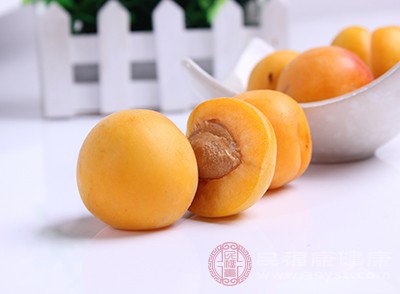 定期吃杏子可以改善视力