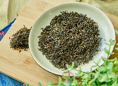 红茶中含有儿茶素，能够与细菌等致病菌结合