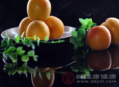 杏，若與牛奶等蛋白質(zhì)豐富的食物一起使用的