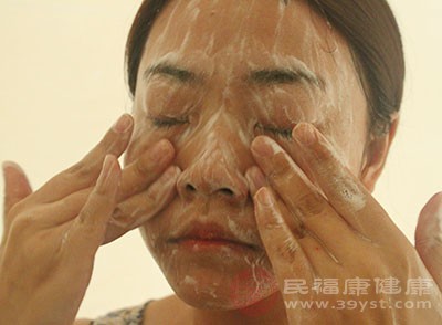 生活中大家在洗脸的时候，要用温水和适合自己的洁面产品