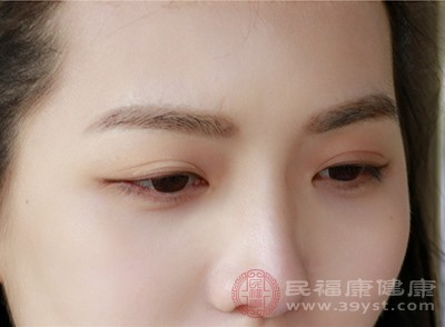 一些人在有麦粒肿后，眼睛会有浮肿和发热的症状