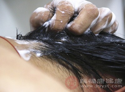 大家在洗头发的时候，不要用自己的指甲去抓头皮