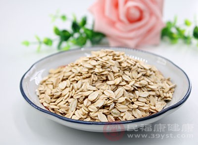 燕麦中含有ß-葡聚糖，这是一种水溶性膳食纤维