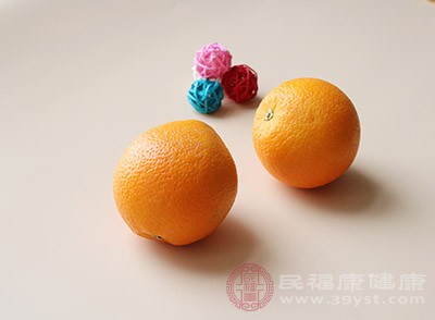 橙子吃起来味道酸甜，并且含有一定量的鞣质