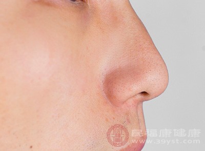 鼻孔在呼吸的时候，容易将外界细小灰尘等一同吸进鼻腔内