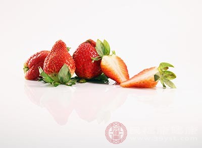 草莓和樱桃都含有极为丰富的维生素C等元素
