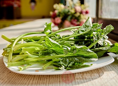 平时饮食上多吃新鲜的绿叶蔬菜能够延缓餐后血糖上升