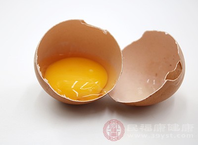 普通鸡蛋或者洋鸡蛋通常是养殖场的鸡生产
