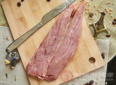 把煮熟的肉捞入盘中放至冷却，五花肉切成薄片备用