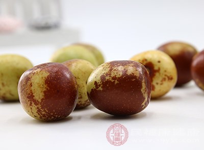如果是自然成熟的冬枣，一般是青里透红的