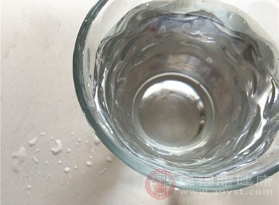 喝凉水之后不舒服可能是因为喝的水不干净