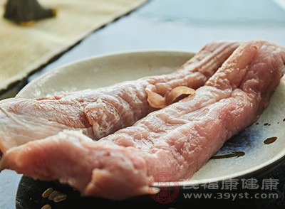 瘦肉绞成肉沫，加生抽、盐、料酒