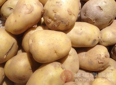 不少人都听说够土豆敷脸可以帮助祛痘和去痘印