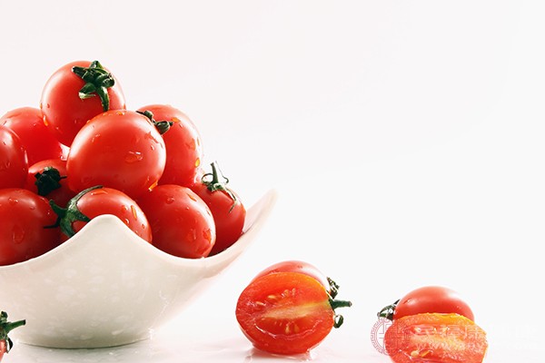 圣女果是一种外观与口感跟番茄很相似的食物
