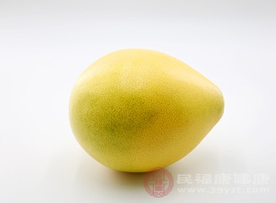 柚子中含有丰富的果酸，果酸能加快酒精的代谢