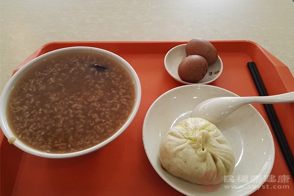 黑米粥是人們生活當中比較常見的粗糧類食物