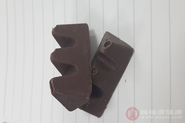 黑巧克力的功效與作用包括保護(hù)心臟、預(yù)防低血糖、緩解腹瀉、預(yù)防感冒、釋放壓力