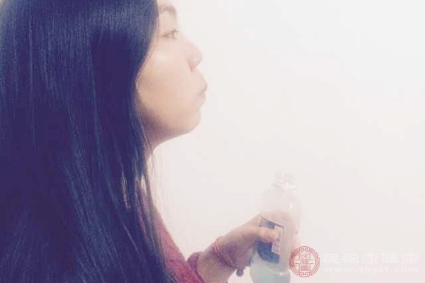 漱口水有可能會(huì)對人體的口腔造成一些危害，例如口腔潰瘍