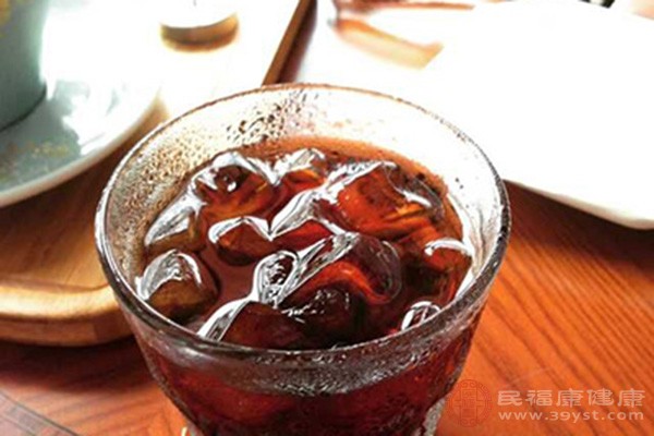 碳酸飲料的危害包括影響骨質(zhì)、腐蝕牙齒、損傷腎臟、肥胖