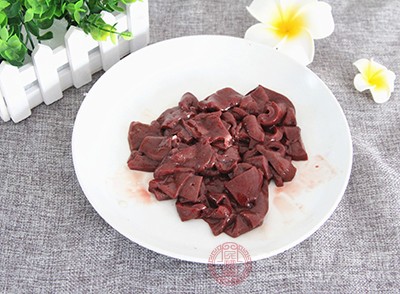 可多吃红肉、动物内脏等食物来补充