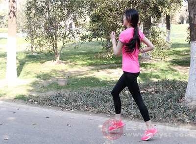 经常跑步可以让身体分泌多巴胺，产生愉悦感