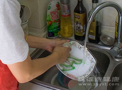 除了要加強(qiáng)對(duì)食品的安全管理之外，正確洗碗、合理使用洗滌劑清洗干凈碗筷等