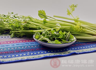 而含有丰富镁元素的食物一般有芹菜