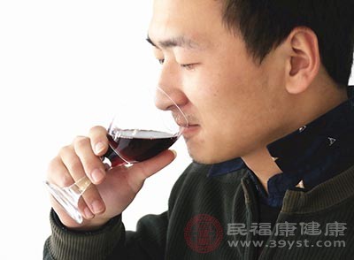 酗酒也是导致血脂高的常见原因之一