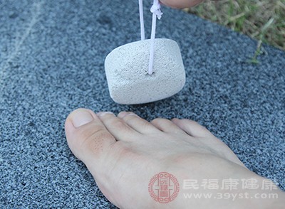 常用到的去死皮方法一般包括用磨脚石、磨砂膏磨脚