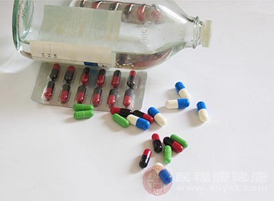 所谓板装药品也叫作铝塑装药品，是将药片或者胶囊封在独立的塑料泡泡当中